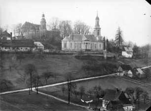 Schloss Wolkenburg an der Zwickauer Mulde, Blick auf die Schlosskirche St. Mauritius und Schloss Wolkenburg, bis 1945 Besitz der Grafen von Einsiedel
