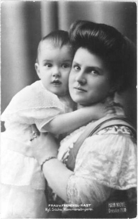 Halbporträt Minnie Nast, verehelichte Frenckell (1874-1956; Sopranistin) mit Sohn auf dem Arm. Fotografie (Weltpostkarte mit Gruß-Autograph verso); 13,6 x 8,6 cm. Dresden, 1908