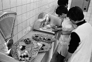 Einweihung einer Versuchs- und Wurstküche für die Fachklassen des Metzgerhandwerks an der Gewerbeschule Durlach.