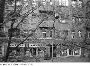 Berlin-Prenzlauer Berg, Schönhauser Allee. Wohnhaus mit Laden. Teilansicht. Blick aus der fahrenden S-Bahn