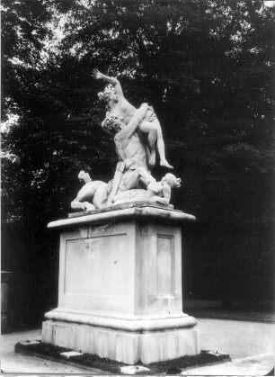 Kentaur Eurytis vergreift sich an Hippodamia, Entführung der Deianira durch Nessus : Nessos raubt Deïaneira. Marmor (um 1720 aufgestellt; A. Corradini). Dresden, Großer Garten, am Eingang zum Parterre des Palais von der Hauptallee aus