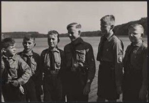 Hitlerjungen auf dem Deck des Schulheimschiffes "Hans Schemm", im Hintergrund der Schweriner See