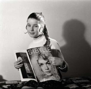 Fotografie einer jungen Frau mit der Zeitschrift "Sibylle"