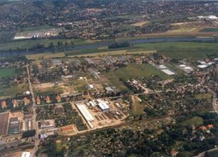 Dresden-Gohlis. Stadtteilansicht zwischen Elbhangstraße und Elbe gegen Radebeul. Luftbild-Schrägaufnahme von Südwest