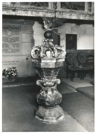 Oybin. Dorfkirche. Chorraum, Taufe (A. 18. Jh.; Sandstein, Holzdeckel)