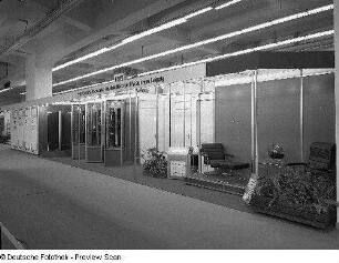 Leipzig. Leipziger Herbstmesse, 1983. Raumaufnahme. Ausstellungsfläche des VEB Kombinat Holzwerkstoffe, Beschläge und Maschinen Leipzig