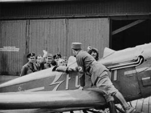 Szene aus dem Werbefilm "Sturm-Flieger Fröde": Vor dem Start