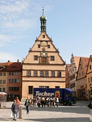 das Gebäude der historischen Ratsweinstube mit einem aktuellen Bierauto davor