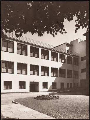 Universitäts-Frauenklinik, Berlin: Erweiterungsbau, Gartenansicht