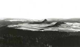 Sächsische Schweiz. Schönaer Ebenheit mit Zirkelstein und Kaiserkrone. Blick vom Großen Winterberg nach Südost über den Elbcanyon