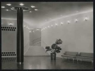 Stadthalle, Mülheim an der Ruhr Umbau: Großes Foyer mit seitlichem Treppenaufgang / Eingangsgeschoss