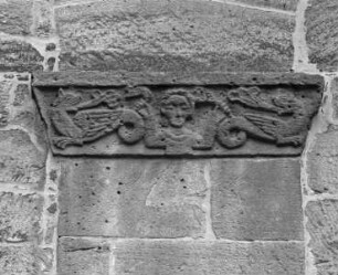 Mensch zwischen zwei Drachen