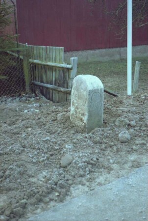 Kreisstraße 37, an Gemeindegrenze zwischen Steinburg und Sprenge: Grenzstein [Nr. 57] zwischen Todendorf und Sprenge: auf Schmalseite Hufeisen-Symbol
