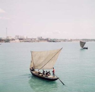 Accra. Surfboats : Accra (Ghana). Surfboats mit Segel vor der Küste, 29. März 1959
