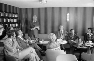 Breisach: Gruppen im Salon mit Maire Rey