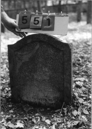 Grabstein 551 (Index: 99791021) Maße HxBxT: 52x43x8 cm Besonderheit: Identifizierung nicht ganz gesichert: Grabstein 551