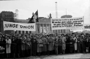 Berlin: Über Menge zum Reichstag