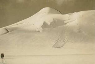 Österreich. Stubaier Alpen. Zuckerhütl (3507 m), von Osten gesehen. Rechts Staublawine, links Bergsteigergruppe