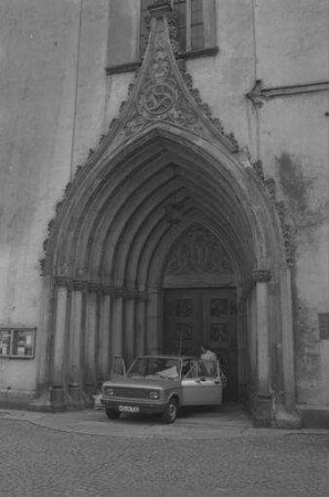 Hof: Autowäsche vor Kirchenportal