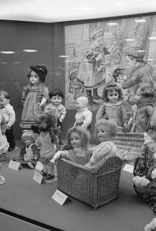 Ausstellung der Puppenrestauratorin Traudy Hähnel in der Stadtsparkasse Karlsruhe am Europaplatz