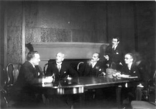 Jagt ihn - ein Mensch. Schauspiel in fünf Aufzügen von E. G. Kolbenheyer. Staatsschauspiel Dresden, Dresdner Erstaufführung 04.09.1932 : Szene im Direktionszimmer mit Friedrich Lindner als Dr. Wengert, Bruno Decarli als Graf Werbestorff, Willi Kleinoschegg als Generaldirektor Giersbach, Alexis Posse als Stangino und Erich Ponto als Dr. Schembeck