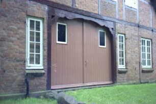 Dorfstraße 17: Bauernhaus: Giebelseite ehemaliger Wirtschaftstrakt mit Fachwerk: Teilansicht: Scheunentor