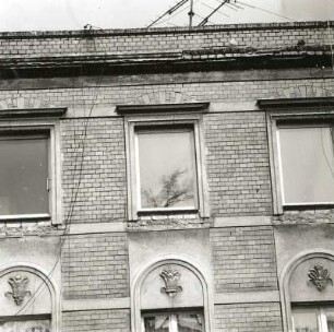 Cottbus, Karl-Liebknecht-Straße 103. Wohnhaus mit Laden (um 1900), Bogenfelder und Fenster (1. und 2. Obergeschoss)