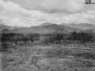 Landschaft : Blick über eine Ebene auf die bergige Landschaft