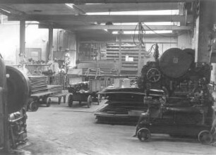 [Bild 2] Werkhalle mit Maschinen und Transportkarren : Heidenau (Kreis Pirna), Rudolf-Breitscheid-Straße 29. VEB Elbtalwerk Heidenau. Werkhalle mit Maschinen und Transportkarren