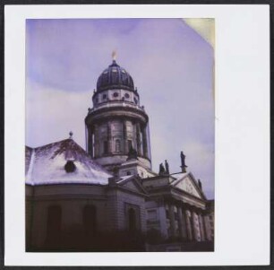 Französischer Dom am Berliner Gendarmenmarkt, davor die Französische Kirche