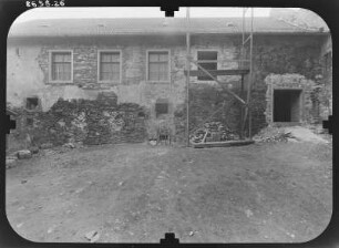 Ranis. Burg (Erwähnung 1199, 13./14. Jh.). Wirtschaftsgebäude über den Burghof