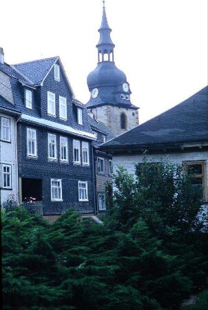 Blick zur Kirche, vorn Teil des Pfarrhauses