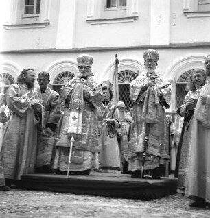 Petschur, Uspenski-Höhlenkirche, russische Priester in Kirchengewändern