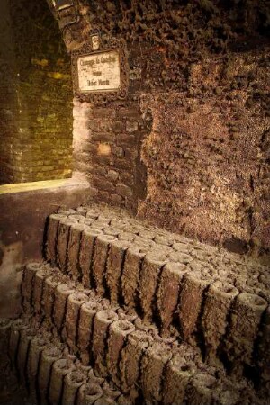 Frankreich. Champagne Ardenne. Marne. Epernay. Champagner Kellerei. De Castellane. Lagerung von 30 bis 40 Jahre alten Flaschen