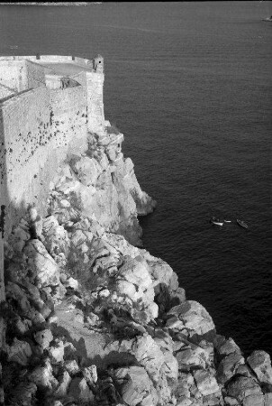 Dubrovnik: Rundgang auf der Stadtmauer, Blick auf Steilwand zum Meer
