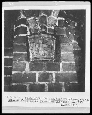 Konsole mit einem Ritter mit Schwert und Schild