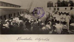 Honolulu, USA. Passsagierdampfer Cleveland neben dem Piergebäude bei der Abfahrt, Touristen und Mitglieder der Besatzung an Deck