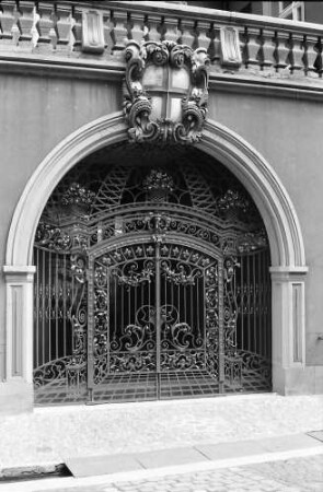 Freiburg: Gittertor der Sparkasse, Franziskanerstraße