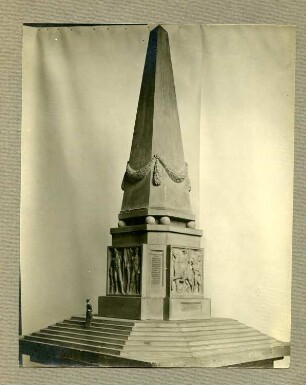 Modell für einen Denkmalsobelisken (vielleicht zur Erinnerung an die Napoleonischen Befreiungskriege) : Modell für einen Denkmalsobelisken (vielleicht zur Erinnerung an die Napoleonischen Befreiungskriege). Gips (wohl um 1913/1914; C. Brose). Atelier des Künstlers