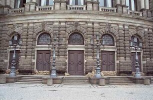 Dresden-Altstadt, Theaterplatz. Eingang zum Opernhaus mit gestapelten Sandsäcken