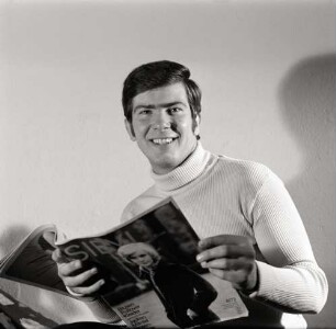 Fotografie eines jungen Mannes mit der Zeitschrift "Sibylle"