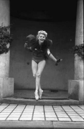 Bukarest: [Hotel] Lido: Hilda Sando, Tanzposen im Federkostüm