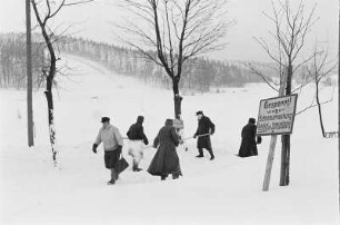Osterzgebirge. Reportage "Was kostet der Schnee?" Winterdiensthelfer beim Freiräumen einer Straße mit der Schaufel