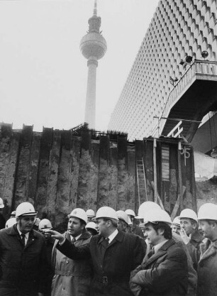 U-Bahn-Baustelle vor dem Centrum-Warenhaus. Begehung durch eine Kommission