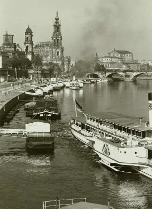 Dresden-Altstadt. Blick von der Carolabrücke auf Terrassenufer, Dampfer "Dresden" (1926, Werft Laubegast) und Altstadt