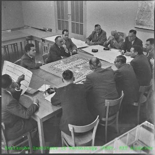 Blick auf eine Gruppe während einer Besprechung am Kernforschungszentrums Karlsruhe (KfK)