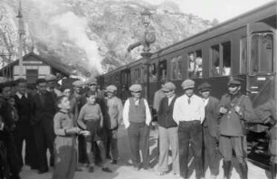Bahnhof Taormina-Giardini : Reisefotos Italien. Sizilien. Taormina-Villagonia. Bahnhof Taormina-Giardini. Bahnsteig mit Reisenden an einem Zug
