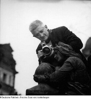 Bildjournalist Erich Höhne (1912-1999) beim Fotografieren