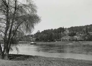 Wachwitz (Dresden-Wachwitz). Stadtteilansicht mit Anlegestelle "Wachwitz" am Dampfschiff-Restaurant gegen die Villa "Wollner". Blick vom linken (Tolkewitzer) Ufer über die Elbe nach Norden