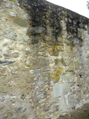 St Michael-Kirchhofmauer im Osten Mittig mit Brandstelle (sowie Werksteinen im Mauersteinverband)